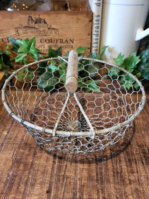 Decorative wire basket with wooden handle